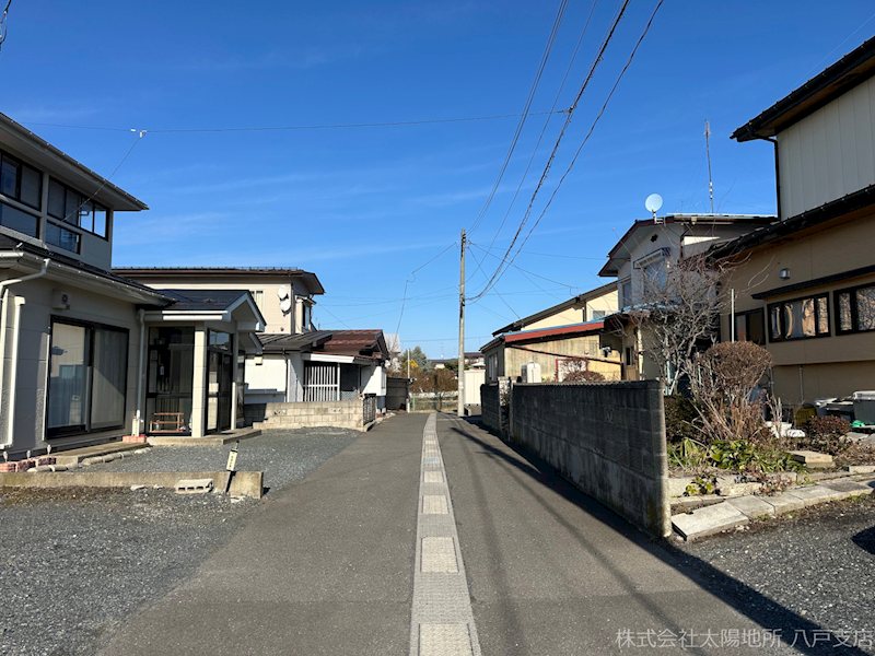 八戸市大字鮫町字ハン木沢　中古戸建 現地写真（前面道路含む現地写真）