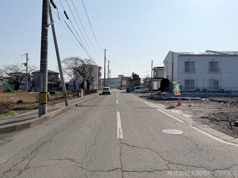 八戸市青葉第4　4号棟 現地写真（前面道路含む現地写真）