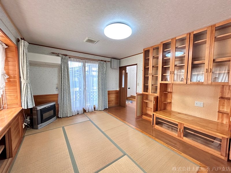 八戸市大字田面木字上田面木　中古戸建 内観写真（リビング）