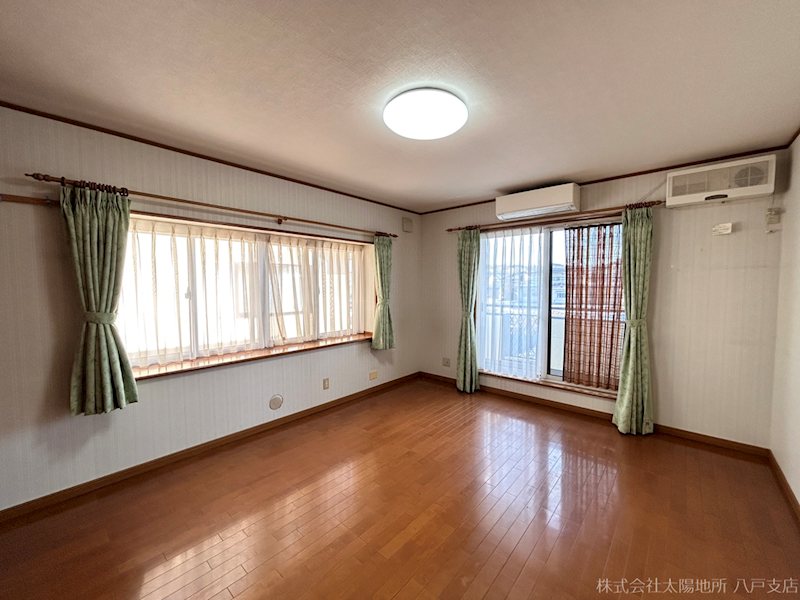 八戸市大字田面木字上田面木　中古戸建 内観写真（リビング以外の居室）