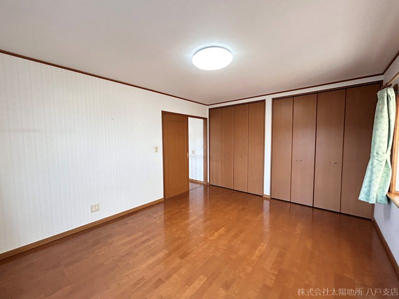 八戸市大字田面木字上田面木　中古戸建 内観写真（リビング以外の居室）