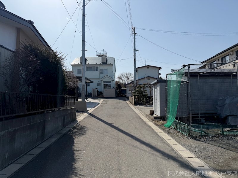 八戸市大字鮫町字山四郎蒔目　中古戸建 現地写真（前面道路含む現地写真）