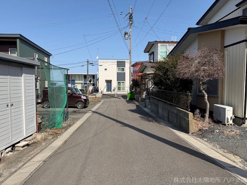 八戸市大字鮫町字山四郎蒔目　中古戸建 現地写真（前面道路含む現地写真）