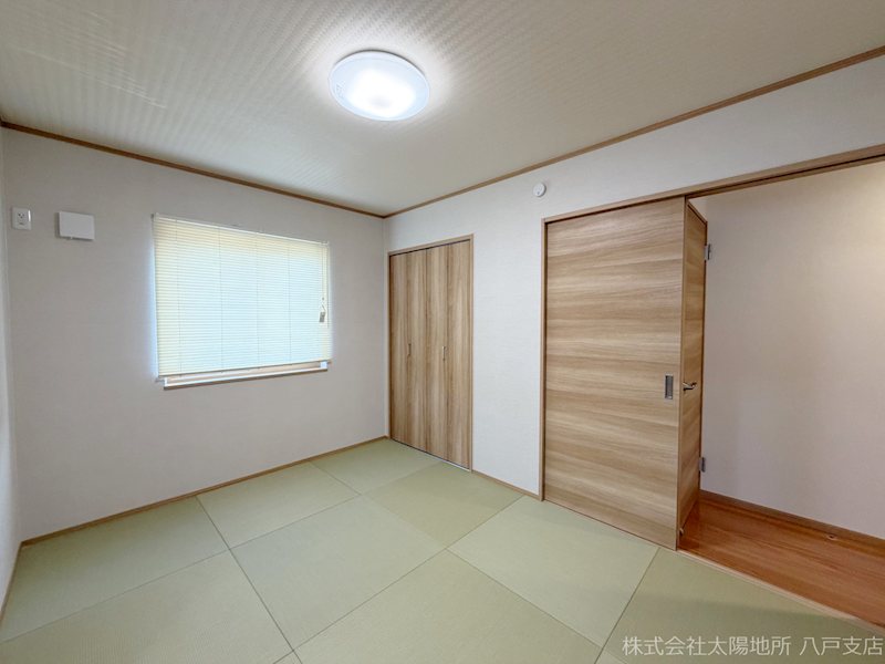 八戸市大字白銀町字白浜道　建売住宅 内観写真（リビング以外の居室）