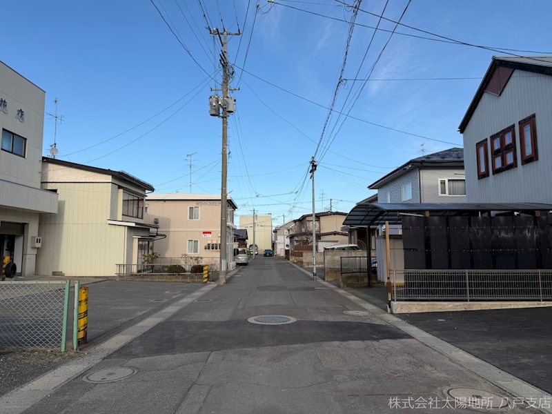 八戸市江陽1丁目　A棟 現地写真（前面道路含む現地写真）
