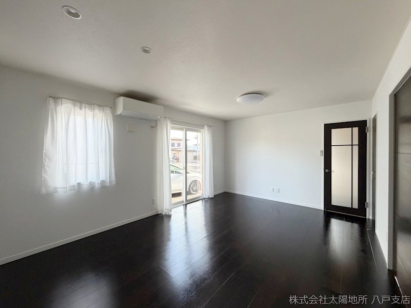 八戸市大字白銀町字栗沢道　中古戸建 内観写真（リビング）