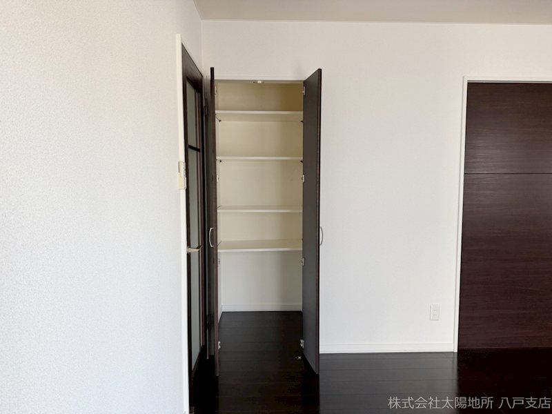 八戸市大字白銀町字栗沢道　中古戸建 内観写真（収納）