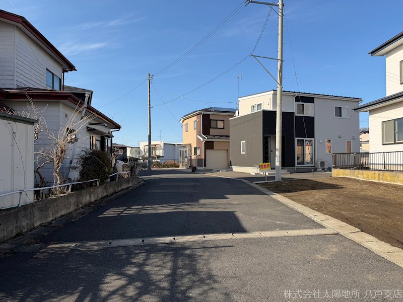 八戸市大字白銀町字栗沢道　中古戸建 現地写真（前面道路含む現地写真）
