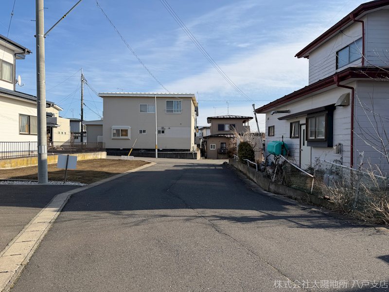 八戸市大字白銀町字栗沢道　中古戸建 現地写真（前面道路含む現地写真）
