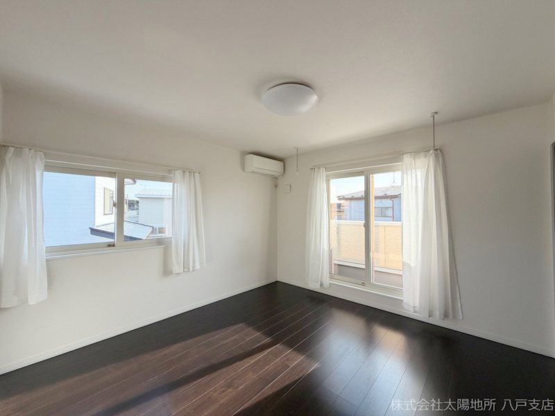 八戸市大字白銀町字栗沢道　中古戸建 内観写真（リビング以外の居室）