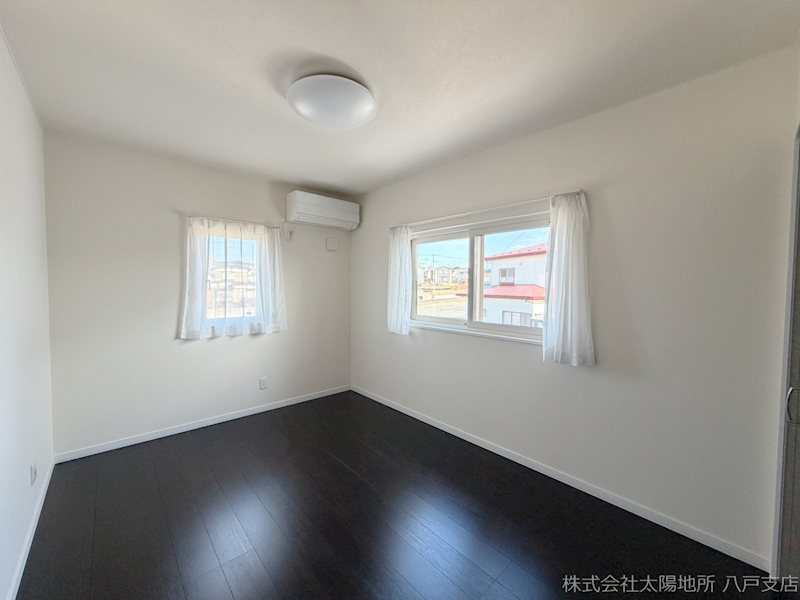 八戸市大字白銀町字栗沢道　中古戸建 内観写真（リビング以外の居室）