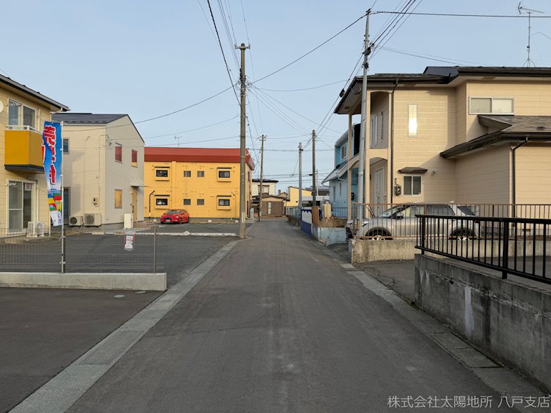 八戸市大字河原木字久保　A棟 現地写真（前面道路含む現地写真）