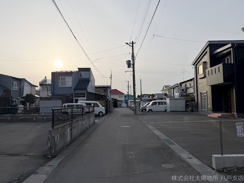 八戸市大字河原木字久保　A棟 現地写真（前面道路含む現地写真）