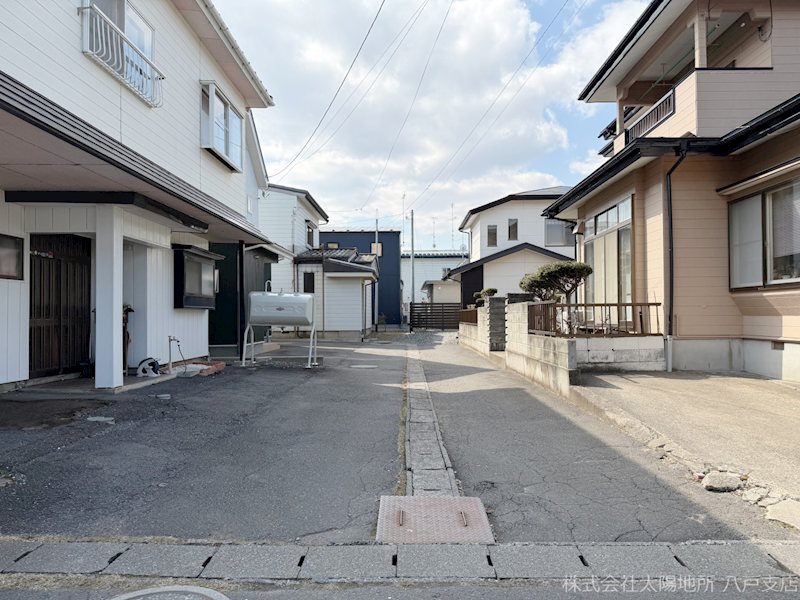 八戸市類家5丁目　中古戸建 現地写真（前面道路含む現地写真）