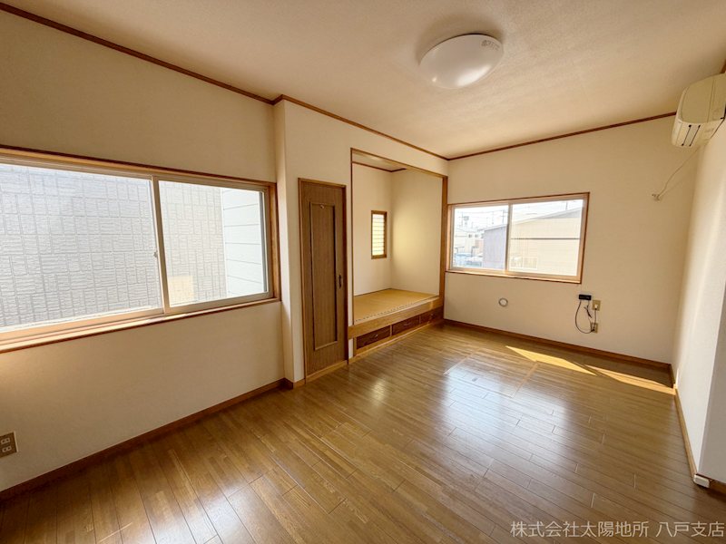 八戸市類家5丁目　中古戸建 内観写真（リビング以外の居室）