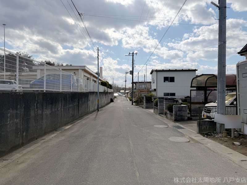 八戸市根城7丁目　A棟 現地写真（前面道路含む現地写真）