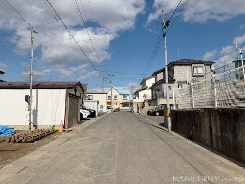 八戸市根城7丁目　B棟 現地写真（前面道路含む現地写真）