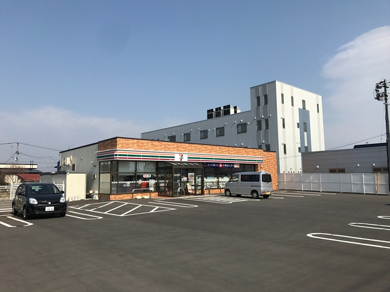 レーベン弘前 THE MID TOWER　204号 コンビニ