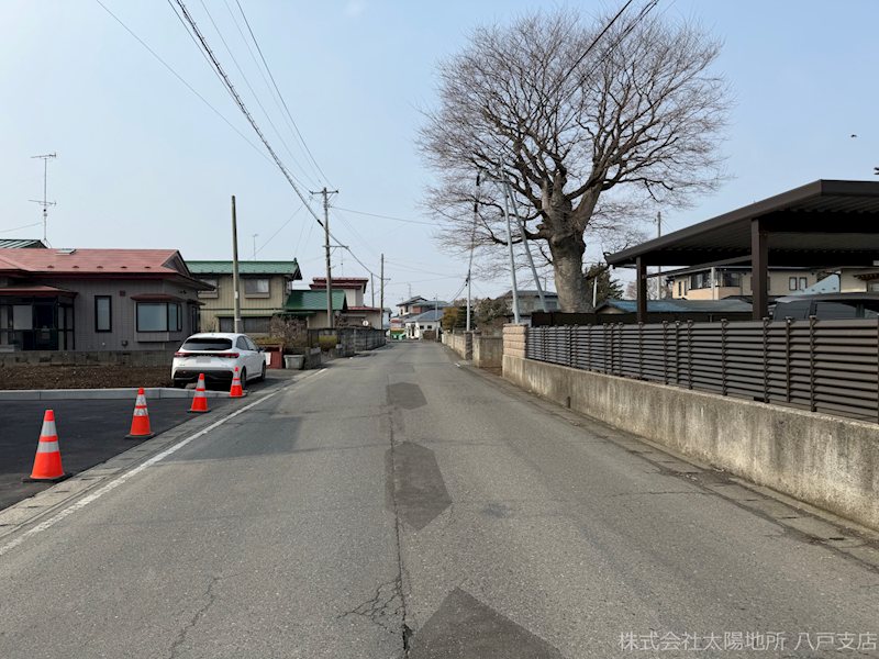 八戸市大字長苗代字内舟渡　A棟 現地写真（前面道路含む現地写真）