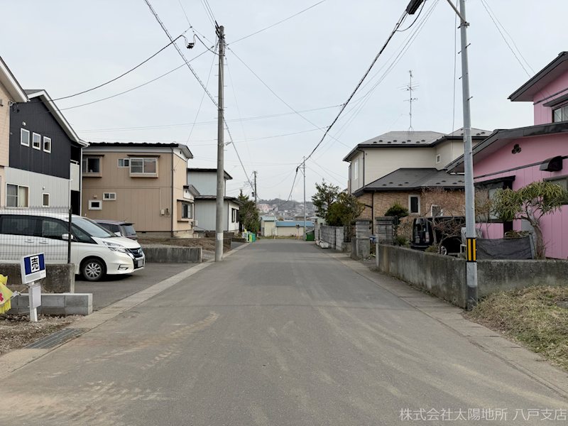 八戸市長苗代第12　1号棟 現地写真（前面道路含む現地写真）