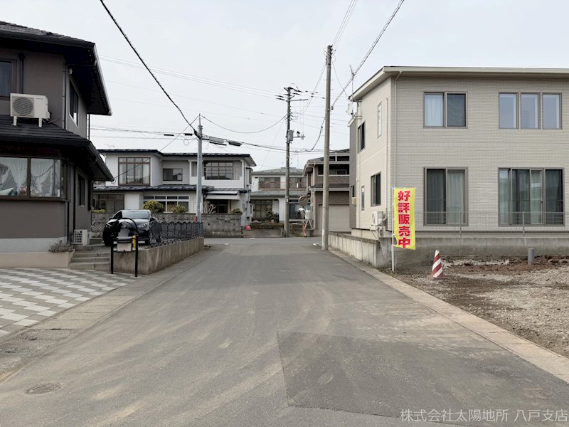 八戸市長苗代第12　1号棟 現地写真（前面道路含む現地写真）
