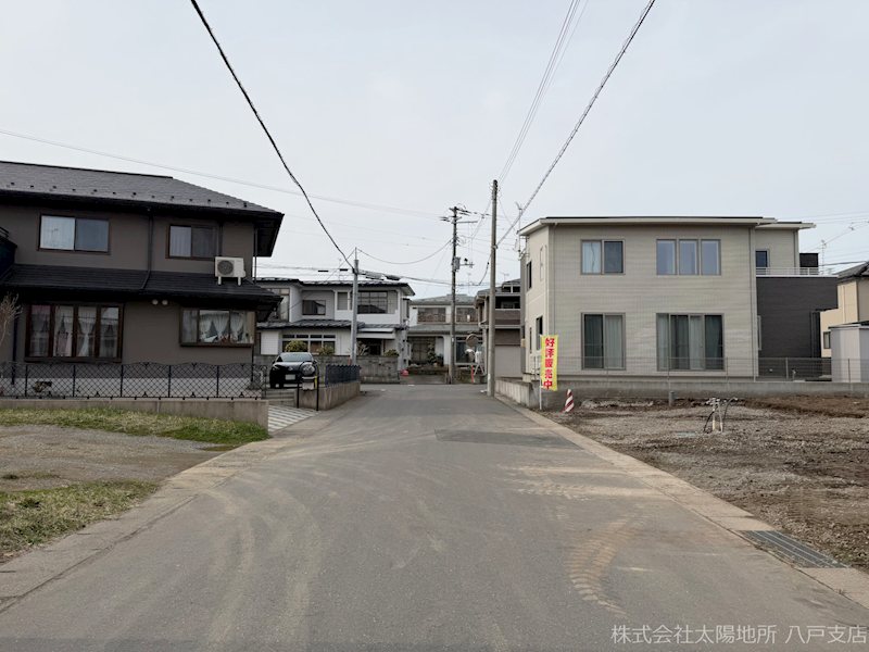 八戸市長苗代第12　2号棟 現地写真（前面道路含む現地写真）