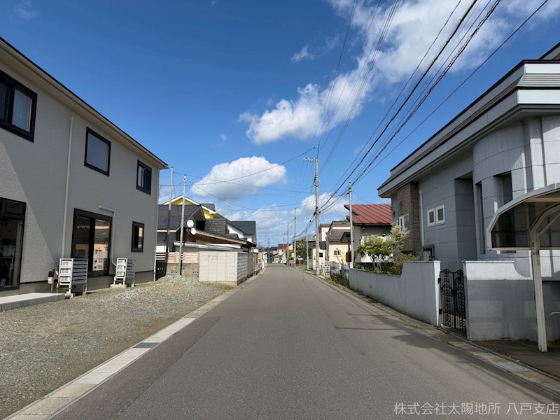 三沢市泉町1丁目　中古戸建 現地写真（前面道路含む現地写真）