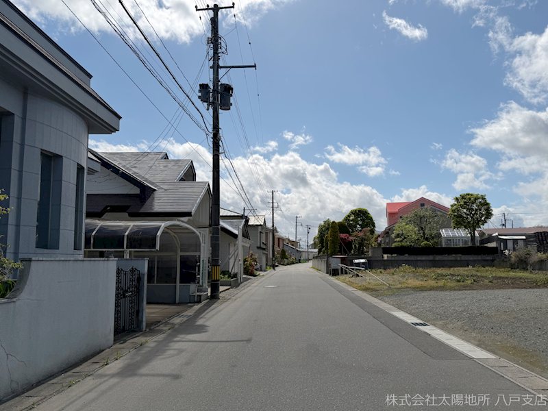 三沢市泉町1丁目　中古戸建 現地写真（前面道路含む現地写真）