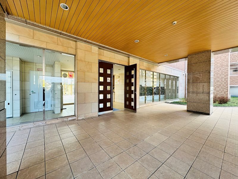 レークヒルズ野多目6番館 共用部写真（エントランス）