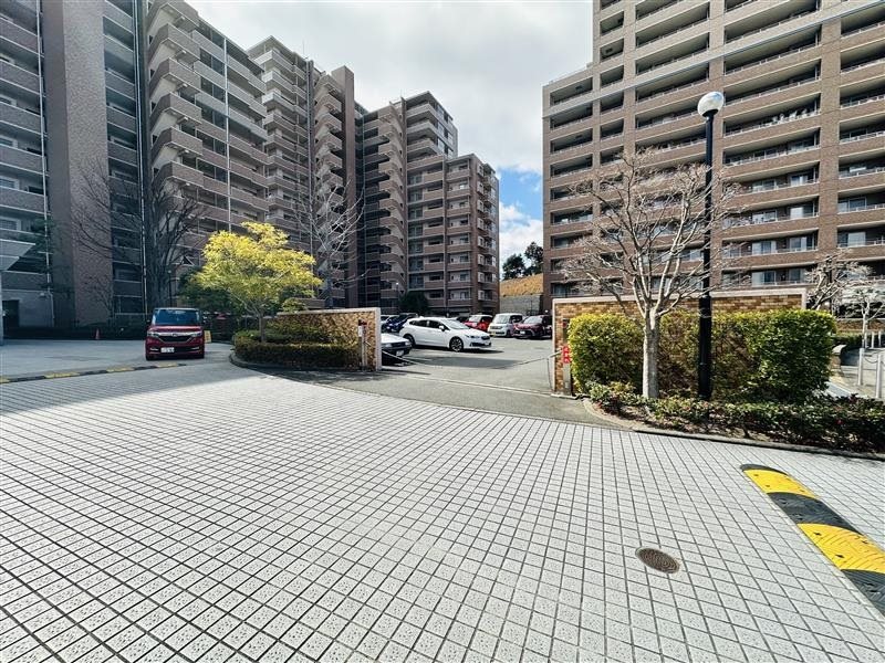 レークヒルズ野多目6番館 共用部写真（駐車場）