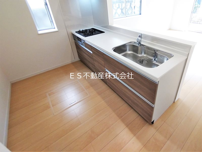 《ハートフルタウン》東海市東海町2丁目13番　新築分譲住宅　全2棟 同仕様写真（キッチン）