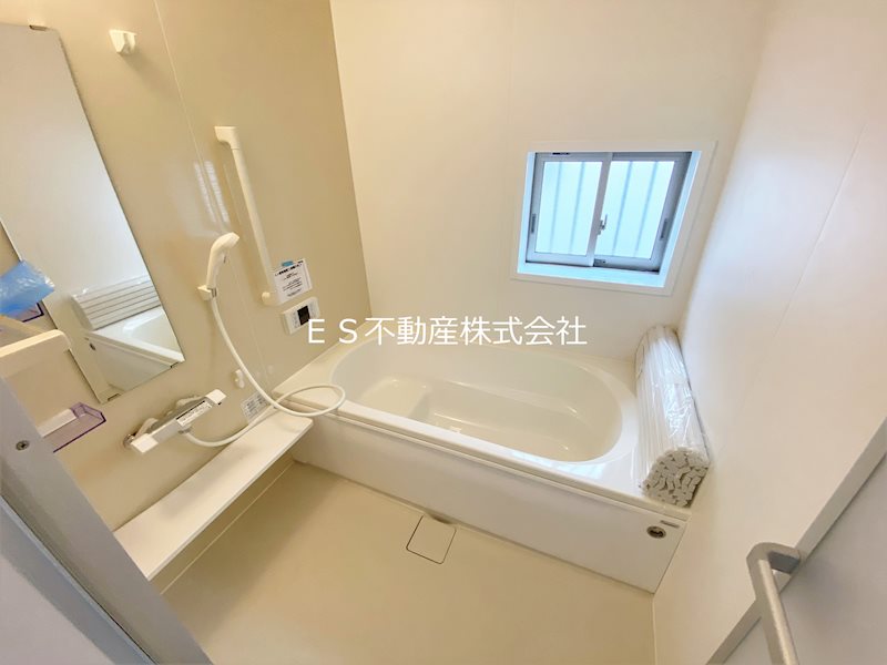 《ハートフルタウン》東海市東海町2丁目13番　新築分譲住宅　全2棟 同仕様写真（浴室）