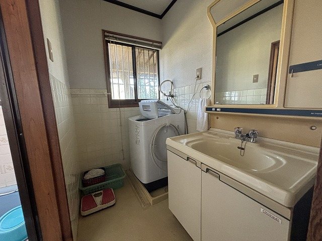 高松市中山町中古戸建 内観写真（洗面台・洗面所）