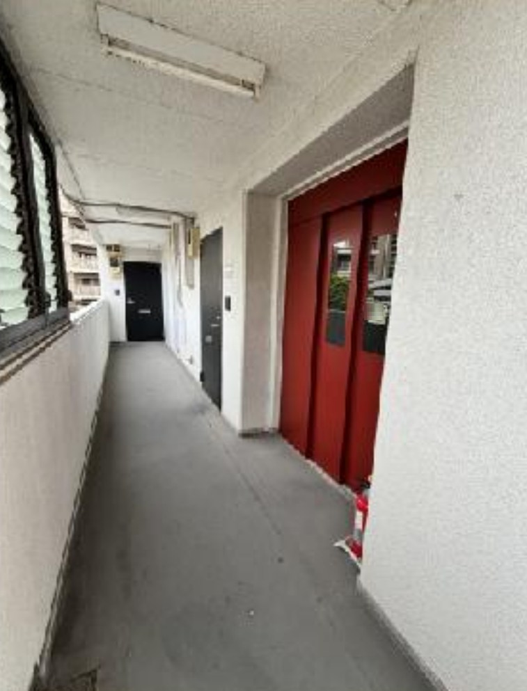 東京都足立区中川１丁目 現地写真（玄関）
