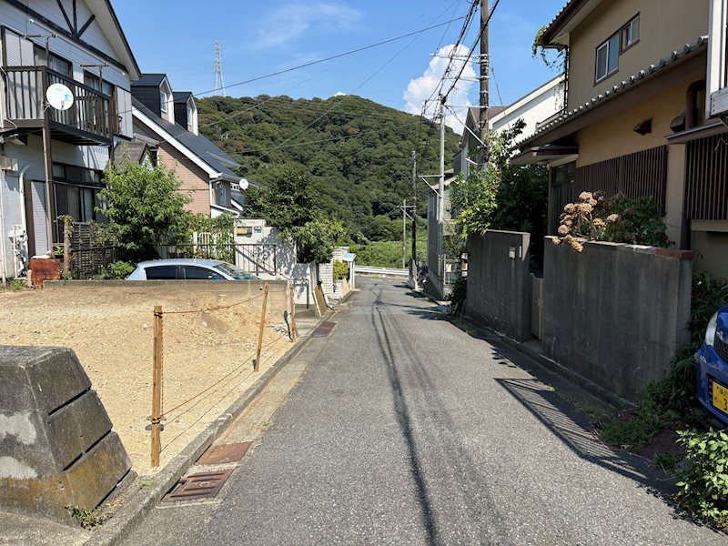 神奈川県横須賀市粟田１丁目 現地写真（前面道路含む現地写真）