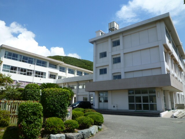 神奈川県横須賀市ハイランド２丁目 中学校