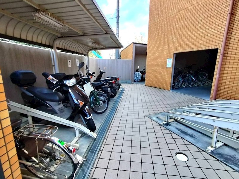 ユニーブル高野台北 共用部写真（駐車場）