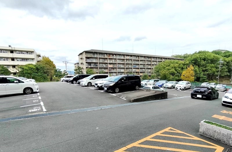 ユニハイム千里丘1号棟  共用部写真（駐車場）