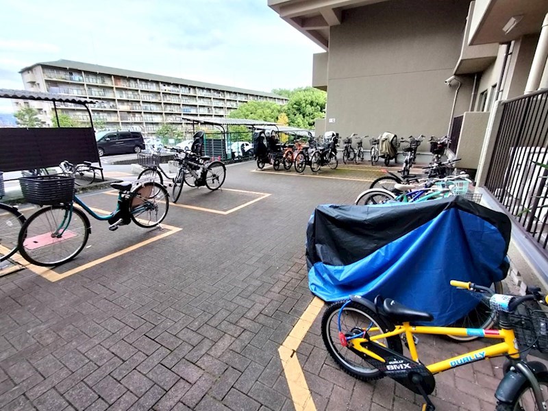 ユニハイム千里丘1号棟  共用部写真（駐車場）
