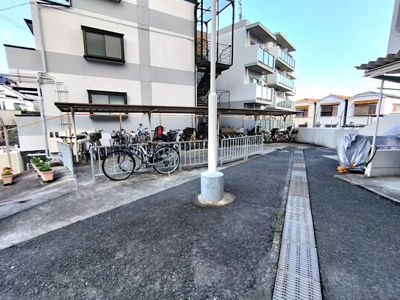 ローズコーポ千里C棟 共用部写真（駐車場）