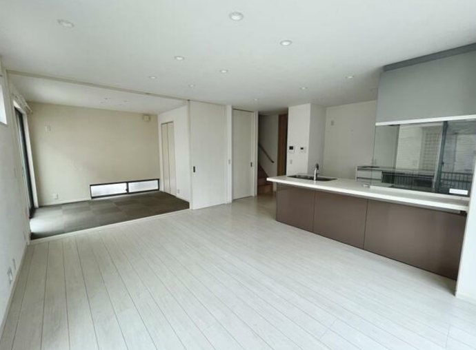 【会員限定】鈴鹿市野町南1　中古戸建 内観写真（リビング）