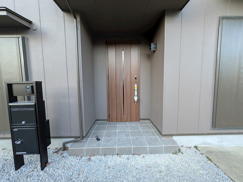 鈴鹿市桜島町５丁目　中古戸建 現地写真（玄関）