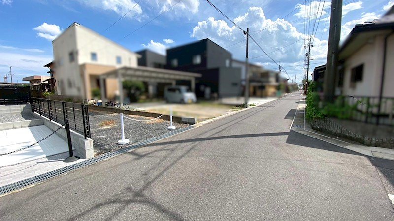 鈴鹿市平田本町２丁目 土地 約119坪 現地写真（前面道路含む現地写真）