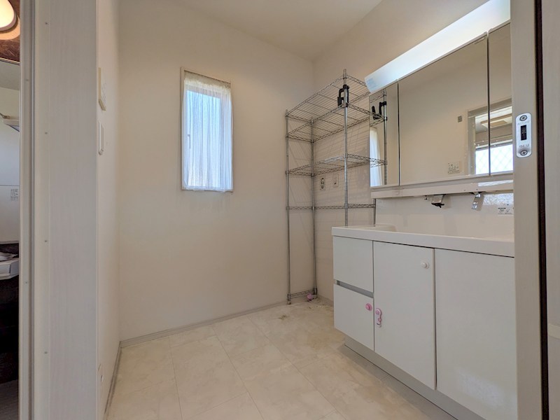 鈴鹿市稲生塩屋1丁目 中古戸建 内観写真（洗面台・洗面所）