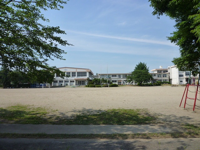 亀山市川崎町 中古戸建 小学校