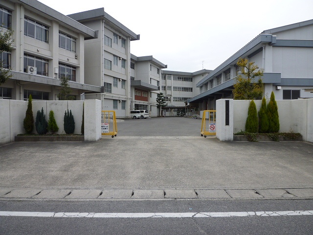 鈴鹿市寺家2丁目 中古戸建 中学校