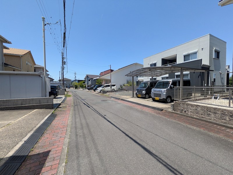 鈴鹿市小田町 中古戸建 現地写真（前面道路含む現地写真）