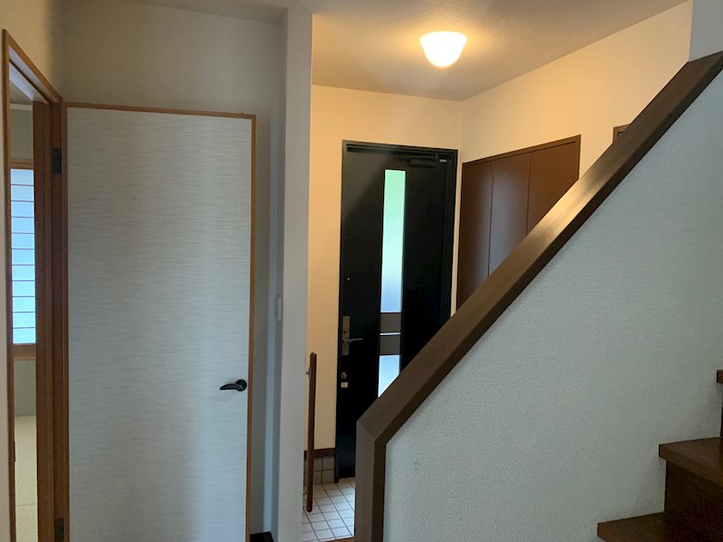 舞鶴市八反田南町・土地付中古住宅 現地写真（玄関）