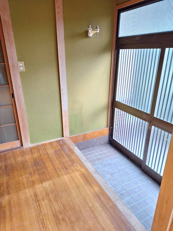舞鶴市上安・土地付中古住宅 現地写真（玄関）