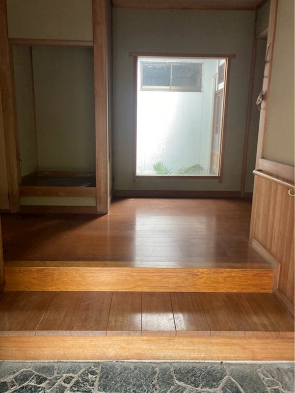 舞鶴市余部上・土地付中古住宅 現地写真（玄関）